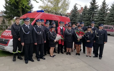 Strażacy z OSP Szerokie przed kościołem Trójcy Świętej w Lublinie.