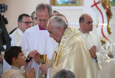 Papież udzielił Pierwszej Komunii 245 bułgarskim dzieciom