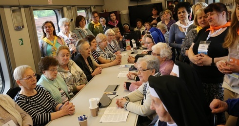 Po prawie 40 godzinach dzisiaj dotrą do Lourdes