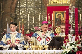 Na zakończenie Mszy św. abp Kupny podkreślił, że jesteśmy dumni z naszej historii, pragniemy ją pielęgnować oraz nosić w sercu. – To nasz wkład we wspólnotę europejską – zaznaczył, nawiązując do obchodzonej w tych dniach 15. rocznicy przystąpienia Polski do struktur UE.