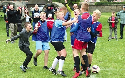Radość ministrantów z Wierzbna, którzy wygrali piłkarską rywalizację w kategorii szkół podstawowych.