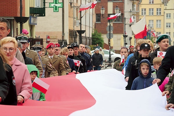 Elblążanie wspólnie nieśli wielki symbol państwa polskiego.