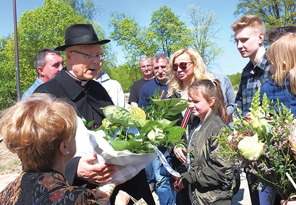 Życzenia jubilatowi składali kapłani, przyjaciele i wierni.