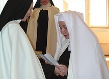 Zakonnica złożyła ślubowanie wobec zaproszonych kapłanów, własnej wspólnoty oraz rodziny i przyjaciół.