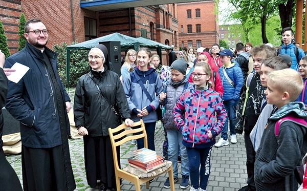 ▲	– Zwiedziliśmy już wszystko, a teraz bawimy się na placu – uśmiecha się siostra Damaris Pasiut, która przyjechała z grupą 27 ministrantów i marianek z Kluczborka.