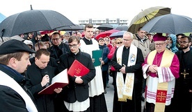 ▲	Kanclerz kurii odczytuje dekret erygujący.