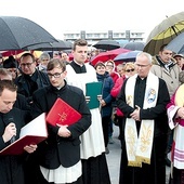 ▲	Kanclerz kurii odczytuje dekret erygujący.