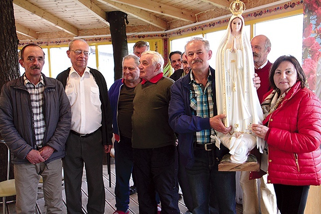 – Zawierzając Nasz Dom Matce Bożej Fatimskiej, chcę się jeszcze bardziej do Niej zbliżyć – mówi M. Tomaszewska (pierwsza z prawej).