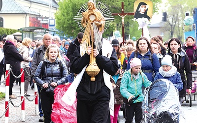 Jezus Eucharystyczny w rękach ks. Michała Styły na czele grupy św. Faustyny wyrusza z Hałcnowa.