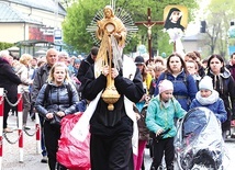 Jezus Eucharystyczny w rękach ks. Michała Styły na czele grupy św. Faustyny wyrusza z Hałcnowa.