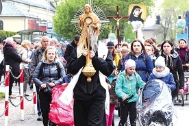 Jezus Eucharystyczny w rękach ks. Michała Styły na czele grupy św. Faustyny wyrusza z Hałcnowa.