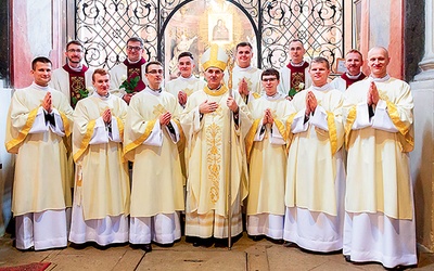 ▲	Nowo wyświęceni z biskupem oraz przełożonymi i moderatorami seminarium.