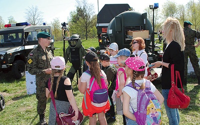 Dzieci poznały z bliska pracę wojskowych.