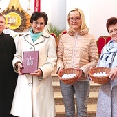 Z ks. Pawłem Lichotą (od lewej): Anna Karpińska, Marlena Burska, Barbara Gutowska.