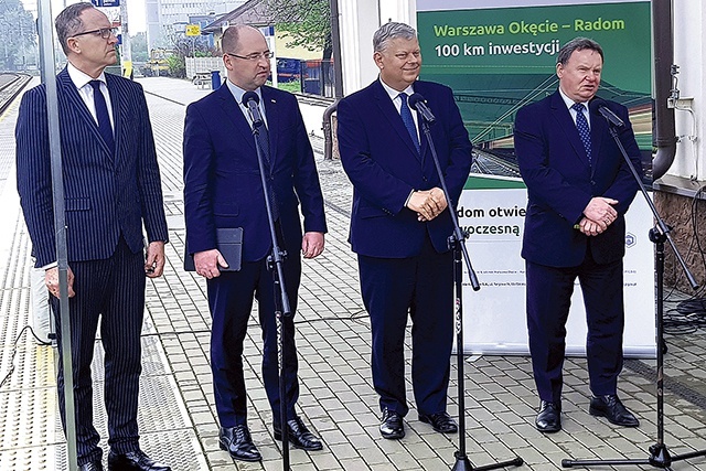 O efektach remontu linii kolejowej ze stolicy mówi Ireneusz Marchel (z prawej).