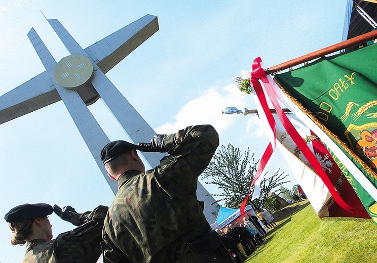 Ogromny krzyż widzą wszyscy wjeżdżający do Polski i wyjeżdżający z niej autostradą A4.