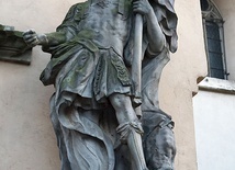 ▲	Figura świętego przy wejściu do kościoła.