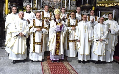 ▲	Wspólne zdjęcie nowo wyświęconych z przełożonymi i biskupem.