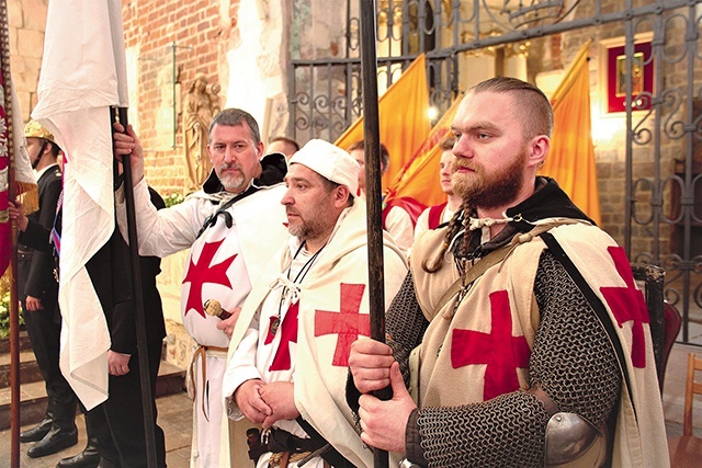 W Eucharystii i wydarzeniu uczestniczyli rekonstruktorzy, wśród których byli templariusze.