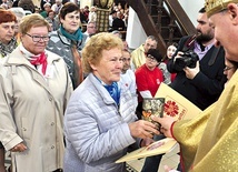 ▲	Bp Jeż wręcza statuetki Misericors.