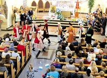 ▲	Na koniec młodzież w strojach z epoki zatańczyła poloneza.