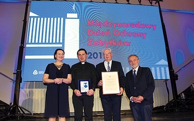 ▲	Wyróżnienie odebrali ks. proboszcz Marian Chełmecki i burmistrz Wacław Ligęza (obaj w środku). 