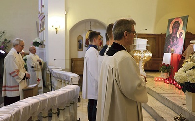 Różaniec i śpiew suplikacji przed Najświętszym Sakramentem i wizerunkiem Czarnej Madonny.