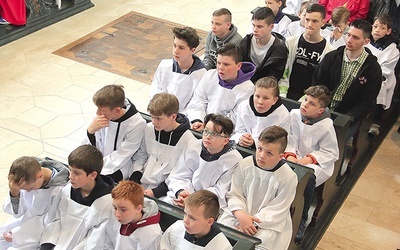 Setki służących do Mszy św. młodych wraz z duszpasterzami lub rodzinami przybyło 1 maja do skrzatuskiego sanktuarium.
