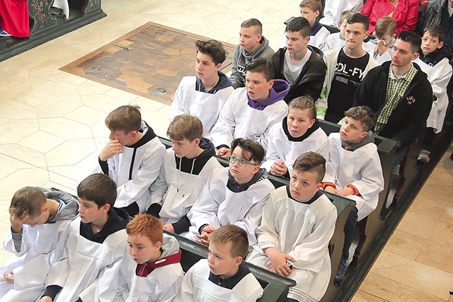 Setki służących do Mszy św. młodych wraz z duszpasterzami lub rodzinami przybyło 1 maja do skrzatuskiego sanktuarium.