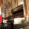 W Eucharystii uczestniczyli Andrzej Duda z żoną, władze państwowe i samorządowe, przedstawiciele wojska i służb mundurowych.