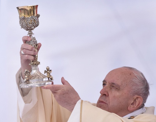 Franciszek podczas sprawowania Eucharystii w Skopje