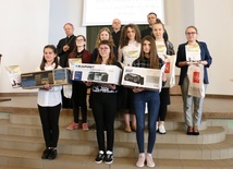 Laureatki z bp. Henrykiem Tomasikiem, ks. Jarosławem Wojtkunem i ks. Wojciechem Wojtyłą.