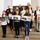 Laureatki z bp. Henrykiem Tomasikiem, ks. Jarosławem Wojtkunem i ks. Wojciechem Wojtyłą.