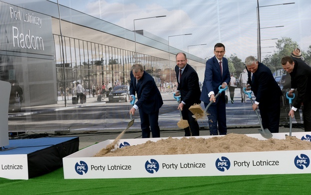 Pierwszą łopatę wbili (od lewej): Mariusz Szpikowski, Adam Bielan, Mateusz Morawiecki, Marek Suski i Mikołaj Wild.