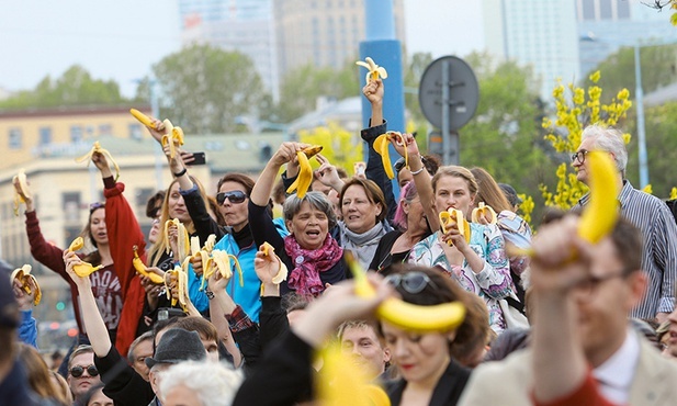 Jedzenie bananów przed Muzeum Narodowym w proteście przeciwko usunięciu z ekspozycji prac Natalii LL i Katarzyny Kozyry.