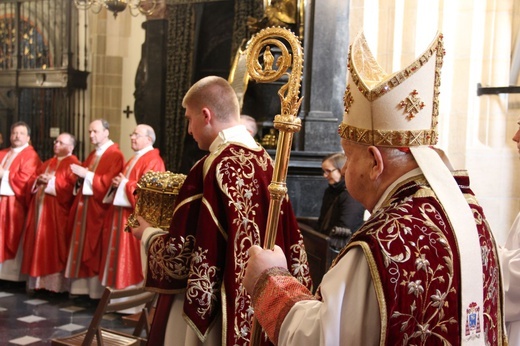 Msza św. przy konfesji św. Stanisława w katedrze na Wawelu