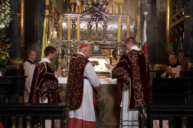 Msza św. przy konfesji św. Stanisława w katedrze na Wawelu