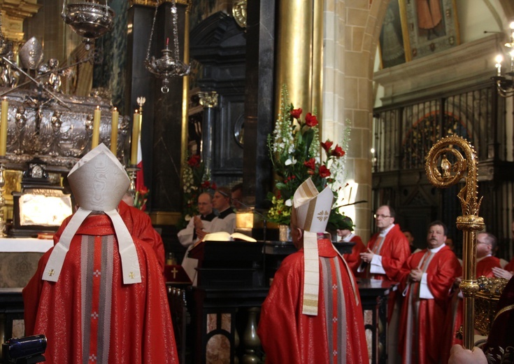 Msza św. przy konfesji św. Stanisława w katedrze na Wawelu