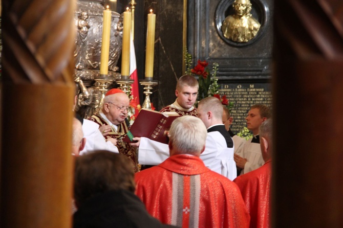 Msza św. przy konfesji św. Stanisława w katedrze na Wawelu