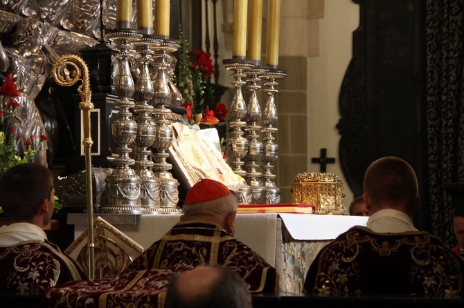 Msza św. przy konfesji św. Stanisława w katedrze na Wawelu