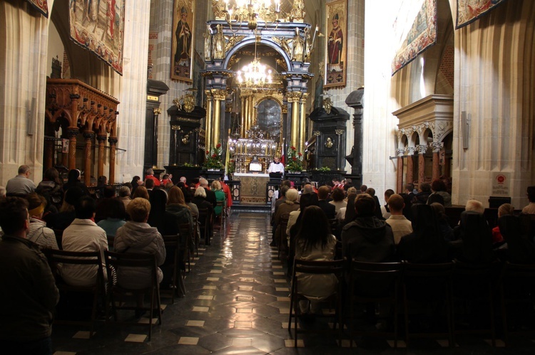 Msza św. przy konfesji św. Stanisława w katedrze na Wawelu