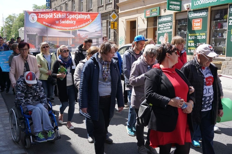 Ulicami Świdnicy przemaszerowali m.in. uczniowie Zespołu Szkół Specjalnych