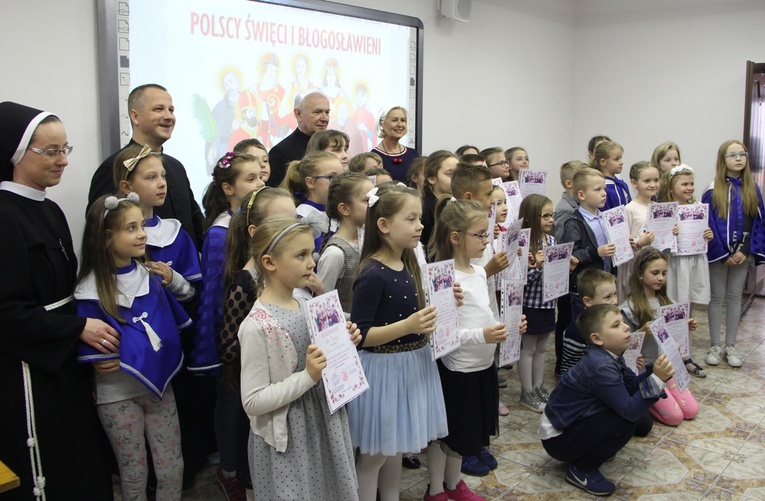 Tradycją finału konkursu plastycznego jest wspólna fotografia.