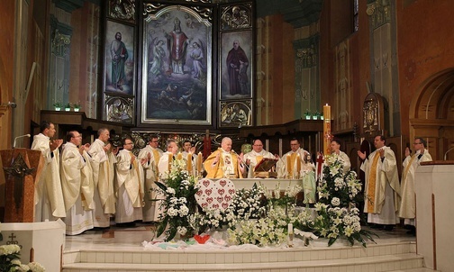 Księża-jubilaci przy ołtarzu w bielskiej katedrze św. Mikołaja.