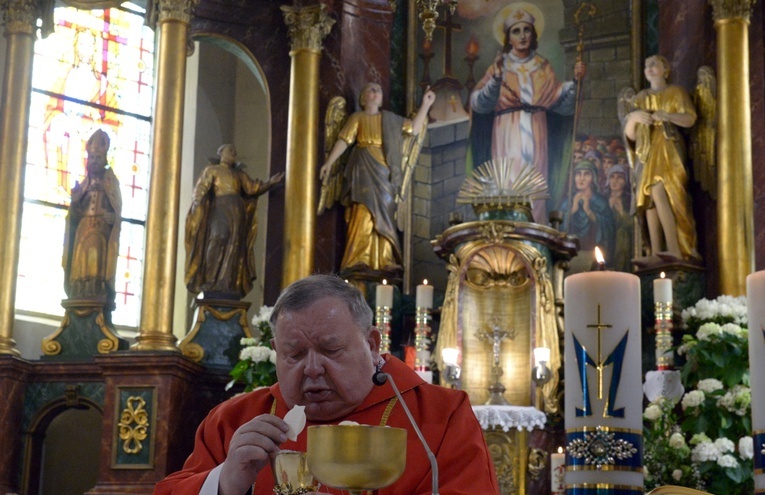 Przed ołtarzem głównym w kościele w Sławnie, gdzie znajduje się wizerunek św. Geroncjusza, biskupa i męczennika, Mszę św. celebruje proboszcz ks. Adam Stępień.