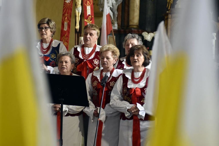 Zespół "Olszaniacy" w czasie występu na festiwalu.