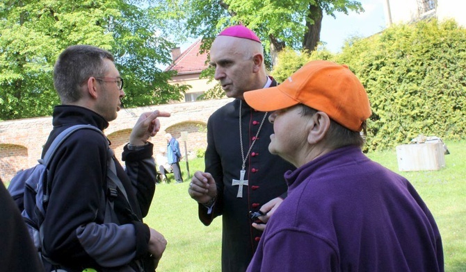 Bp Iwanecki: Kościół was potrzebuje, liczy się wasze cierpienie 