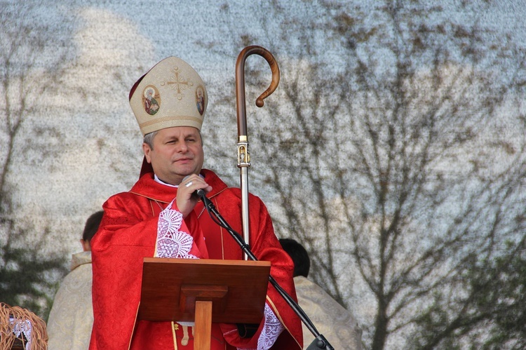 Bp Leszek Leszkiewicz do 2 tysięcy maryjek u bł. Karoliny: Świętymi bądźcie!