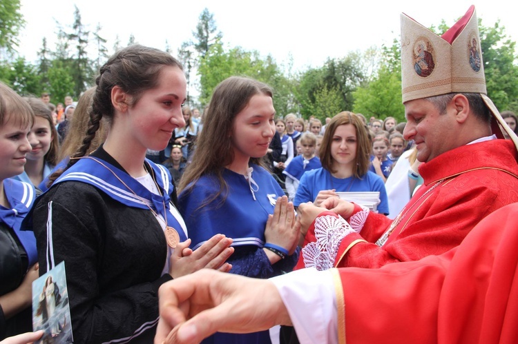 Bp Leszek Leszkiewicz do 2 tysięcy maryjek u bł. Karoliny: Świętymi bądźcie!