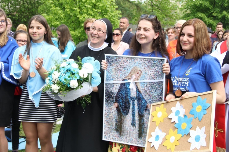 Bp Leszek Leszkiewicz do 2 tysięcy maryjek u bł. Karoliny: Świętymi bądźcie!